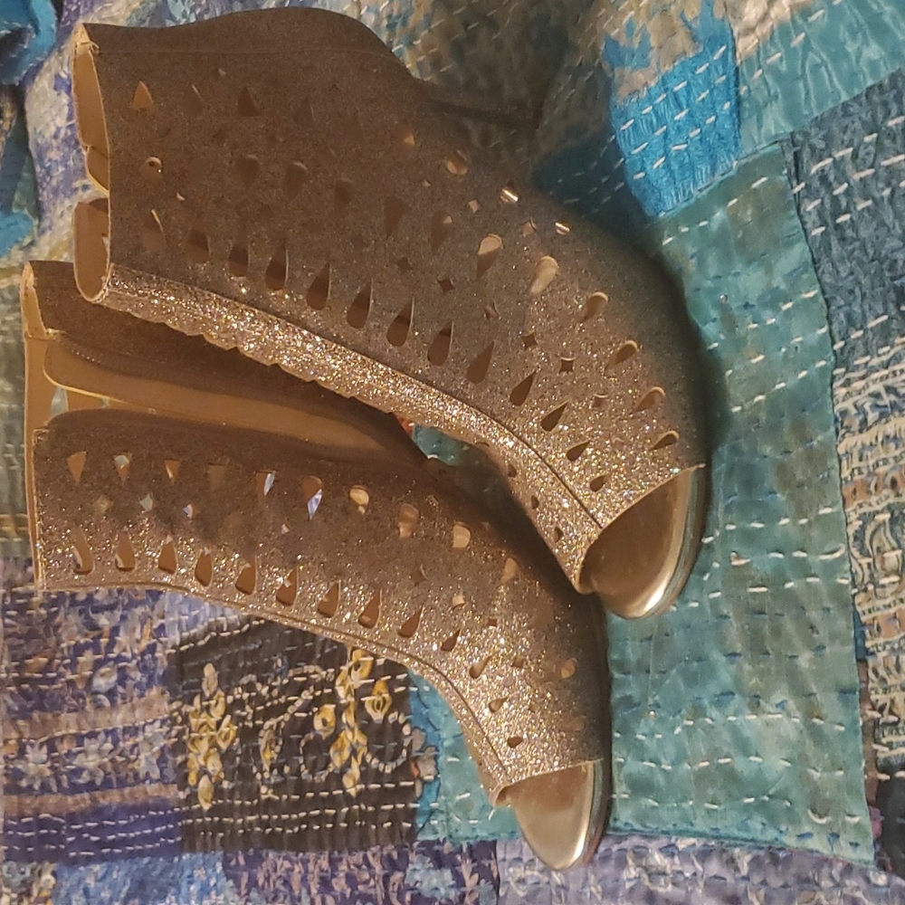 Nine west gold glittery heels 9